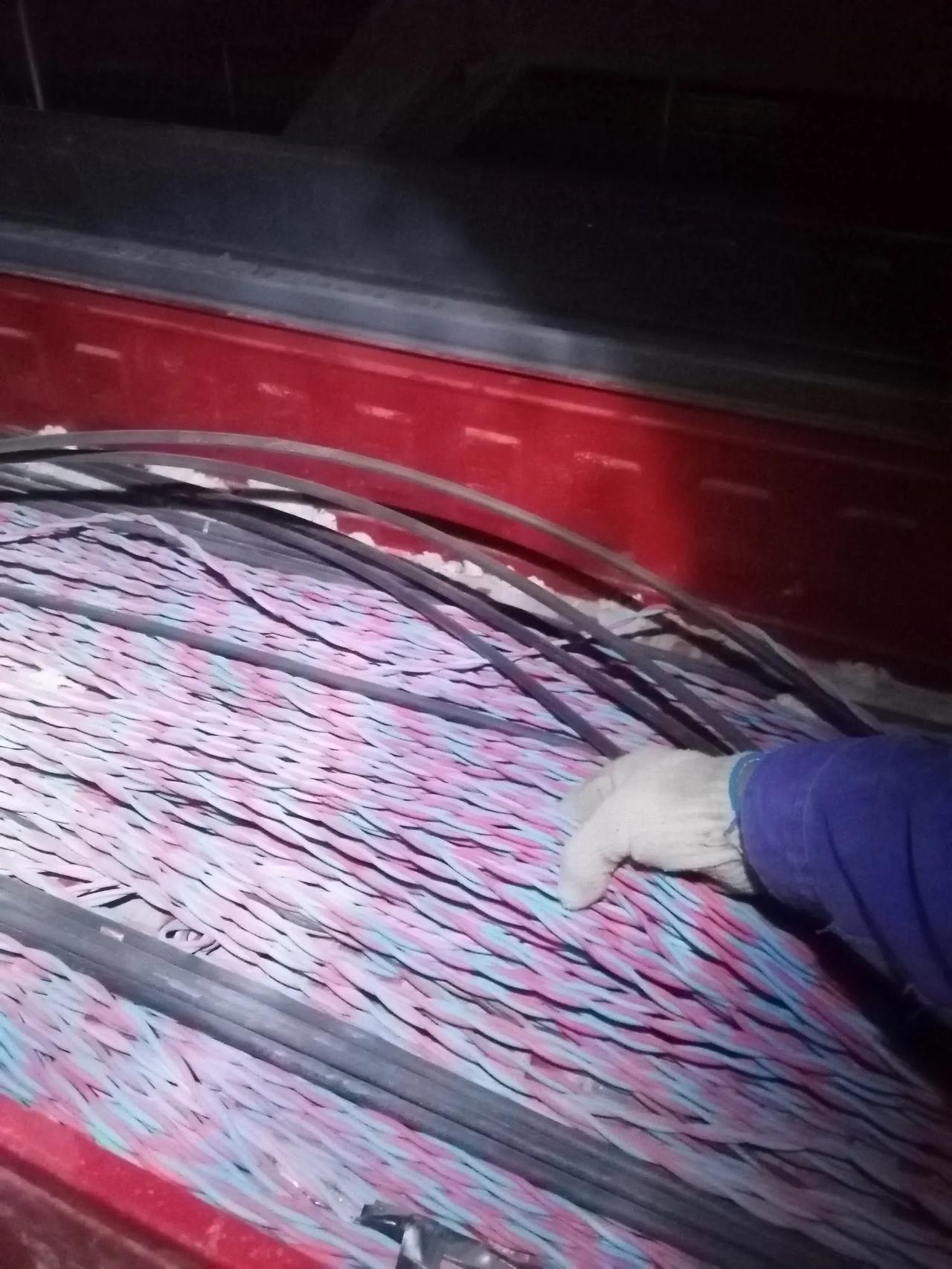 大家好，我是水电工星仔，今天趴在桥架里拉线，从来没见过这多线，一眼望去，弱电的，