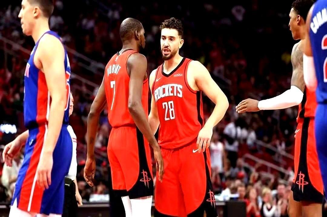 领先11分，他反手就把球队的进攻核心摁在了板凳上。
 
场上直接摆出五个锋线，没