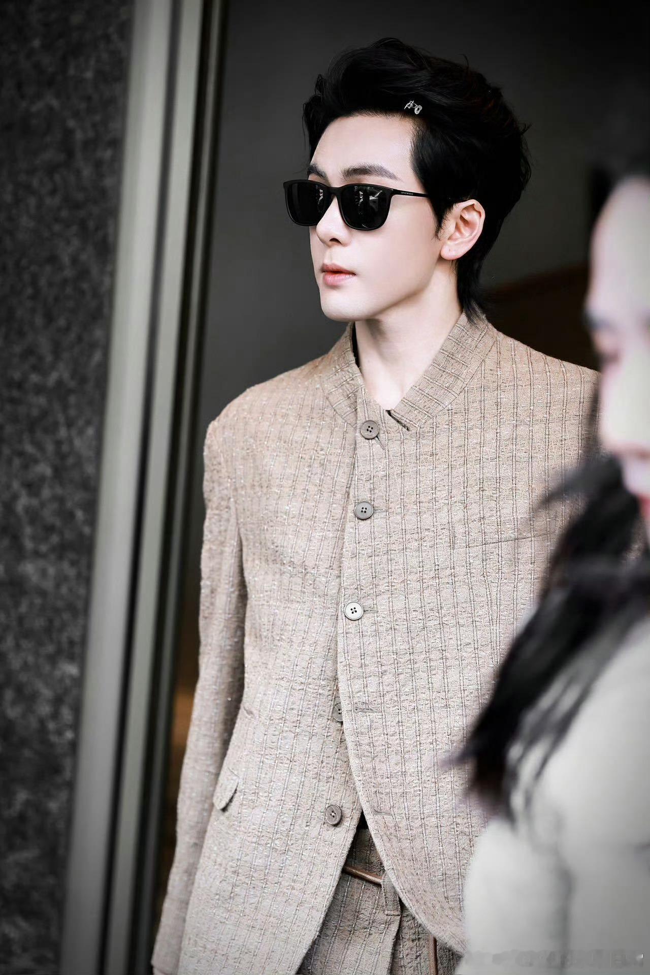 曾舜晞走出大佬的气场曾舜晞米兰路透走路，每一步都自带bgm，气场全开，矜贵老钱风