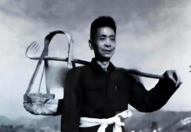 1957年，开国少将——甘祖昌，因脑部受过伤3次申请回老家乡下当农民，中央批准后