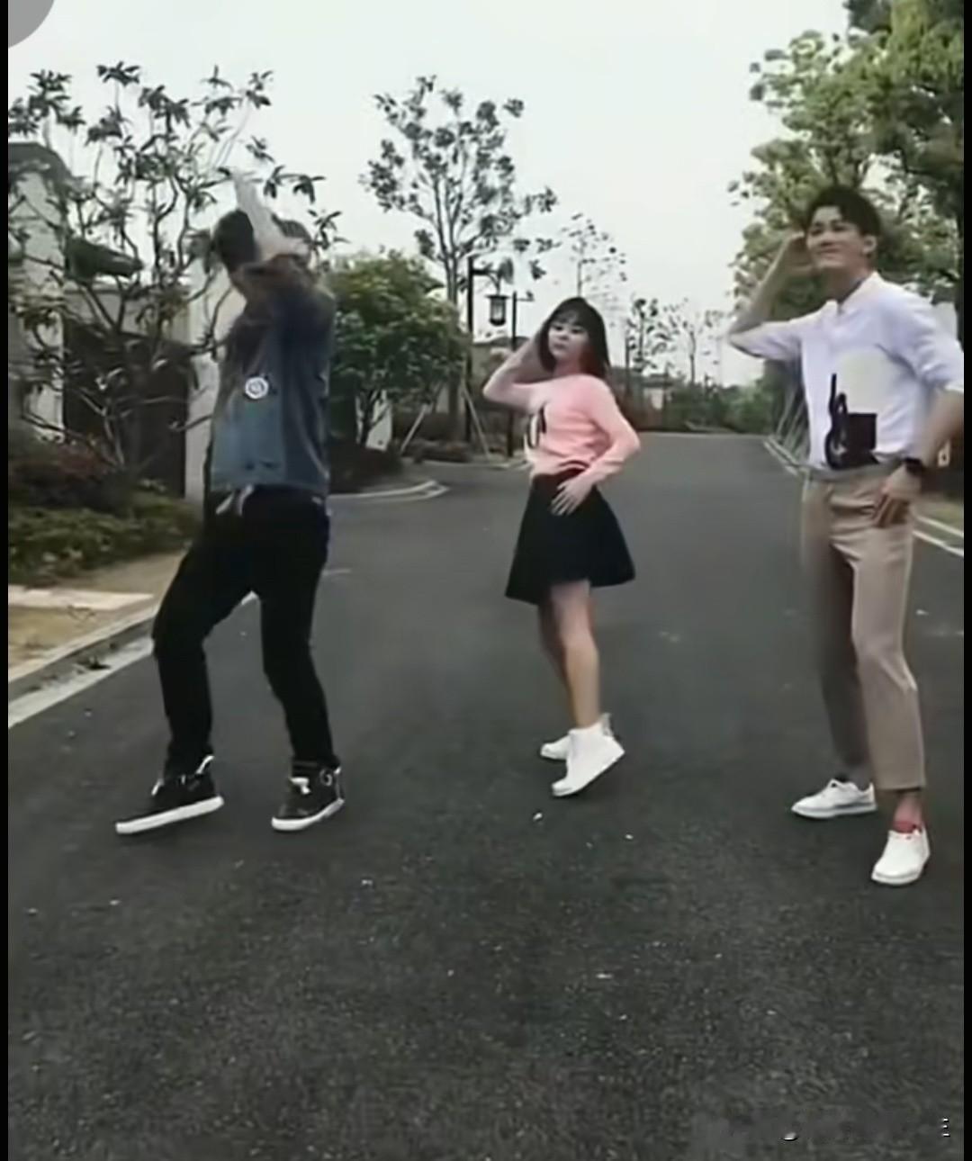 过往剧里对他无波无澜，今见与松松同框，忽觉许凯眉眼生光甚是帅气许凯捐款 许凯大唐