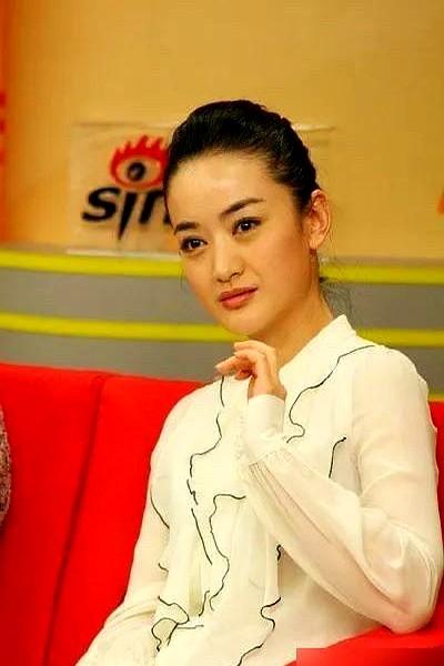 《潜伏》片场，24岁的朱杰进组第一场戏，就是和孙红雷拍吻戏。

她紧张得手心冒汗