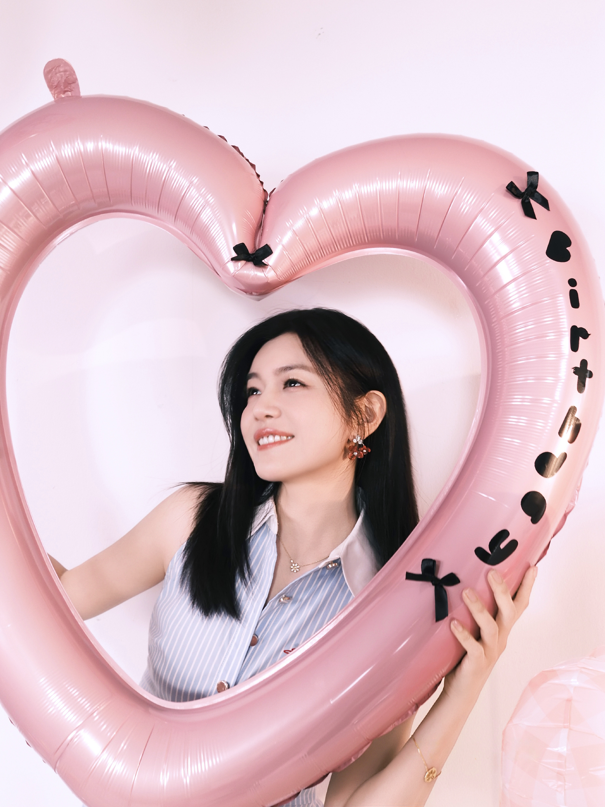 陈妍希生日送你一朵玫瑰  生日限定浪漫来袭！写真里的她少女感满溢，下午直播还能和