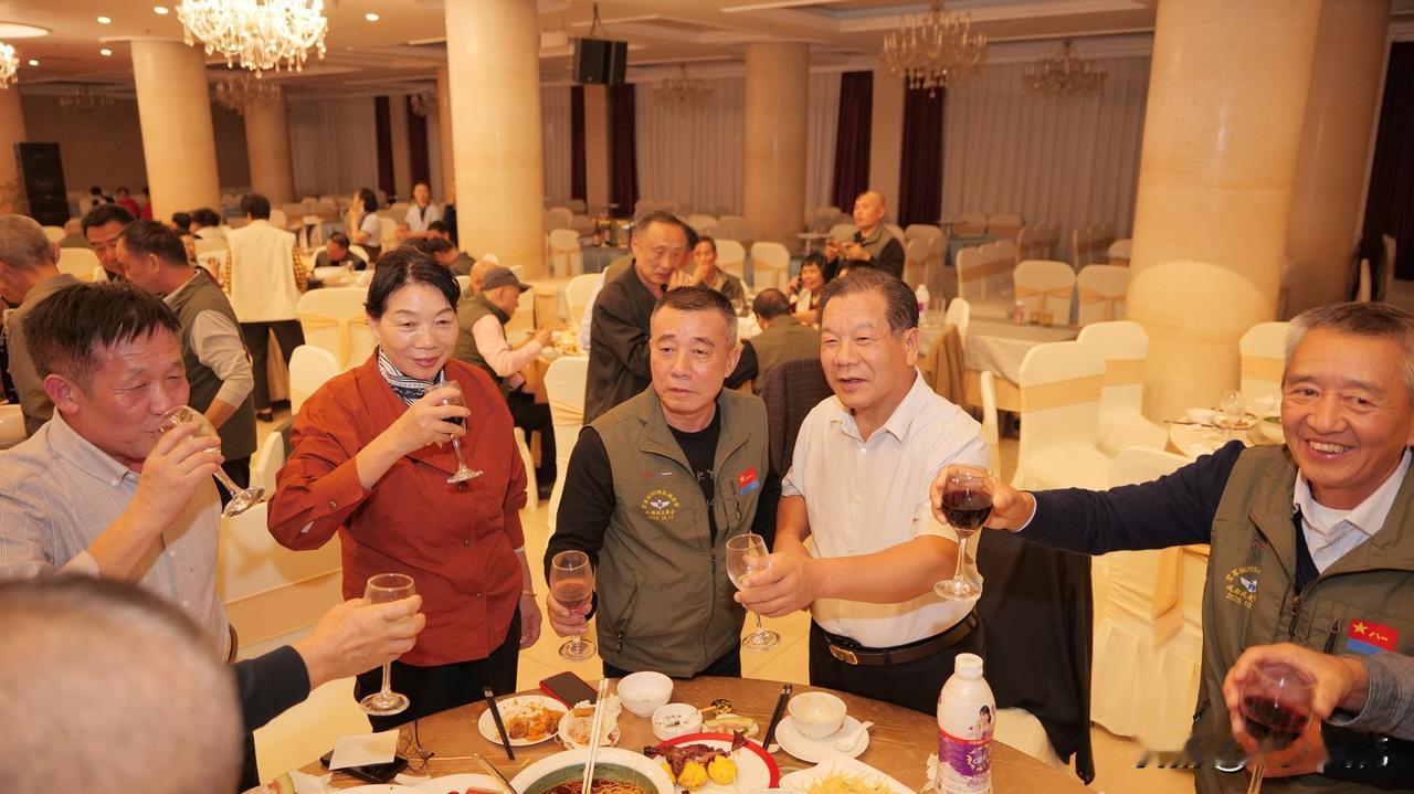 晒图笔记大赛 离开部队四十年，战友相聚共同举杯，那场面太让人动容。就像汪先生和1