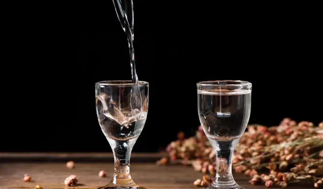 中年男人一过40，喝两杯就心慌胸闷、头痛炸裂、胃里火烧，这不是酒量不行，是身体在