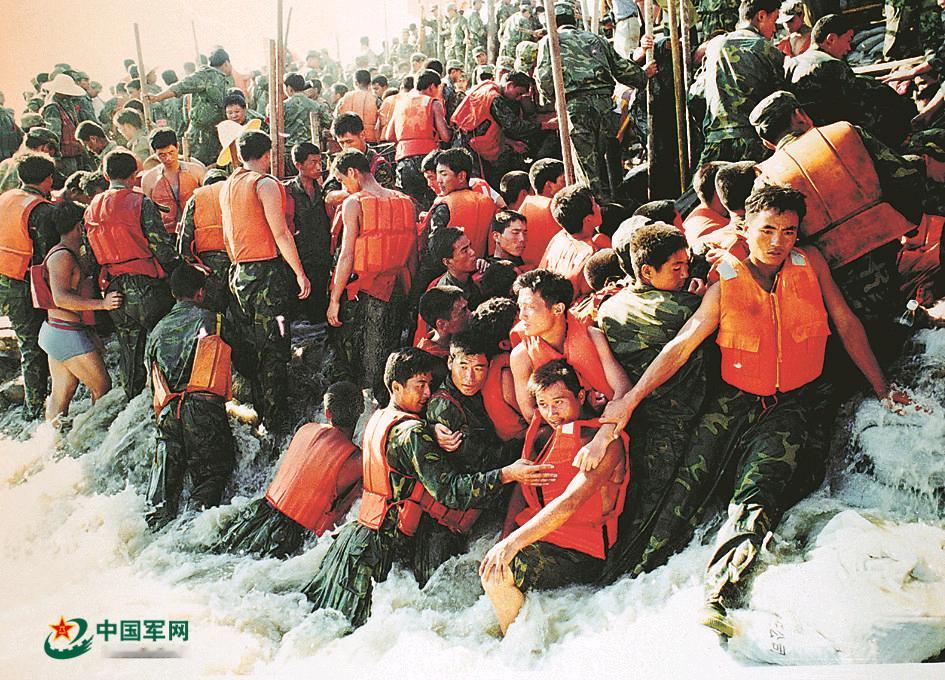 飞扬军事 1998年8月7日，九江市城防大堤4号至5号闸口之间发生决口。南京军区