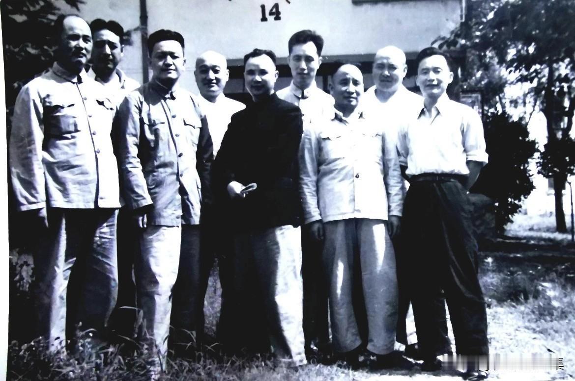1957年4月至7月15日于哲学自修班，自左至右，王建清、刘瑞、周蔚昌、许诚、萬
