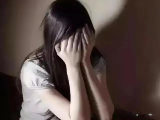 隽隽是一个漂亮的女孩，是广东中山一所大学的学生。她因其外表和乐于助人的态度而受到