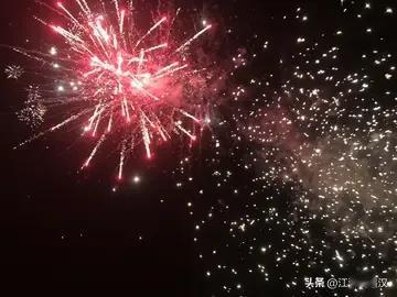 新年爱好打卡点燃烟花的那一刻，所有烦恼都随火花冲上夜空，炸开成漫天星光。看着绚烂