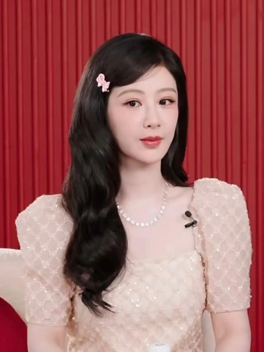 杨紫：明明五官还不错，可眉毛成了“减分项”

近日，33岁的杨紫出席活动，大家争