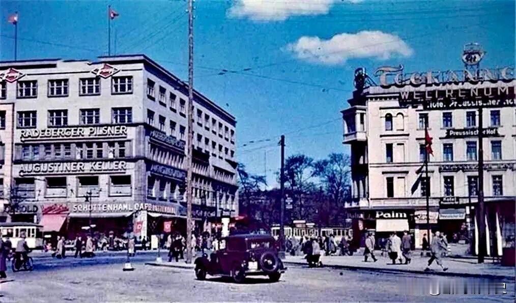 1938年的德国。城市中高楼耸立，街道上车流穿梭，高速公路系统发达。柏林作为当时