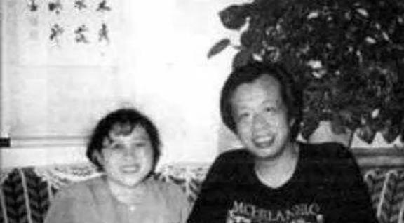 1997年，“中国第一性学家”李银河含泪将亡夫王小波的遗体，送去火化，不料工作人