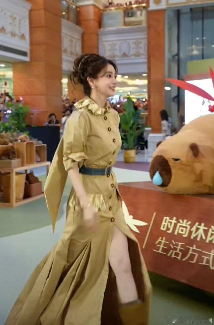 Angelababy上海活动状态 现场人气真的好绝，她一出场现场氛围直接拉到顶峰