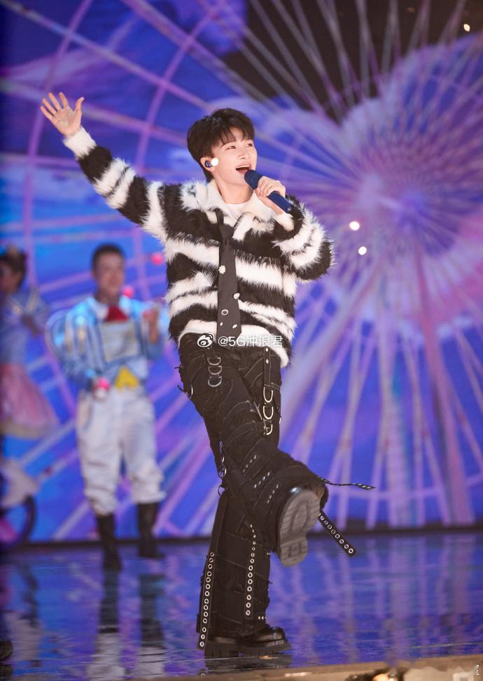 周深实体专 万众瞩目，倒计时开启！4月18日零点《反深代词》实体专预告来袭，共赴