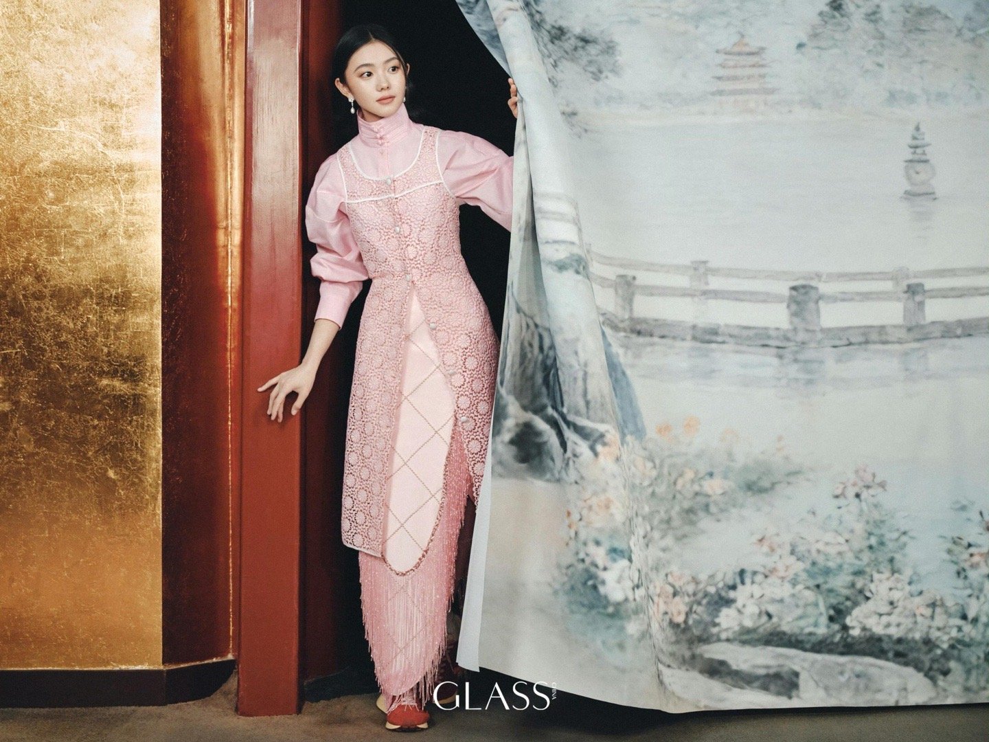 戏曲与时装，刘浩存三登GLASS杂志封面！演员刘浩存登封GLASS中文版杂志三月