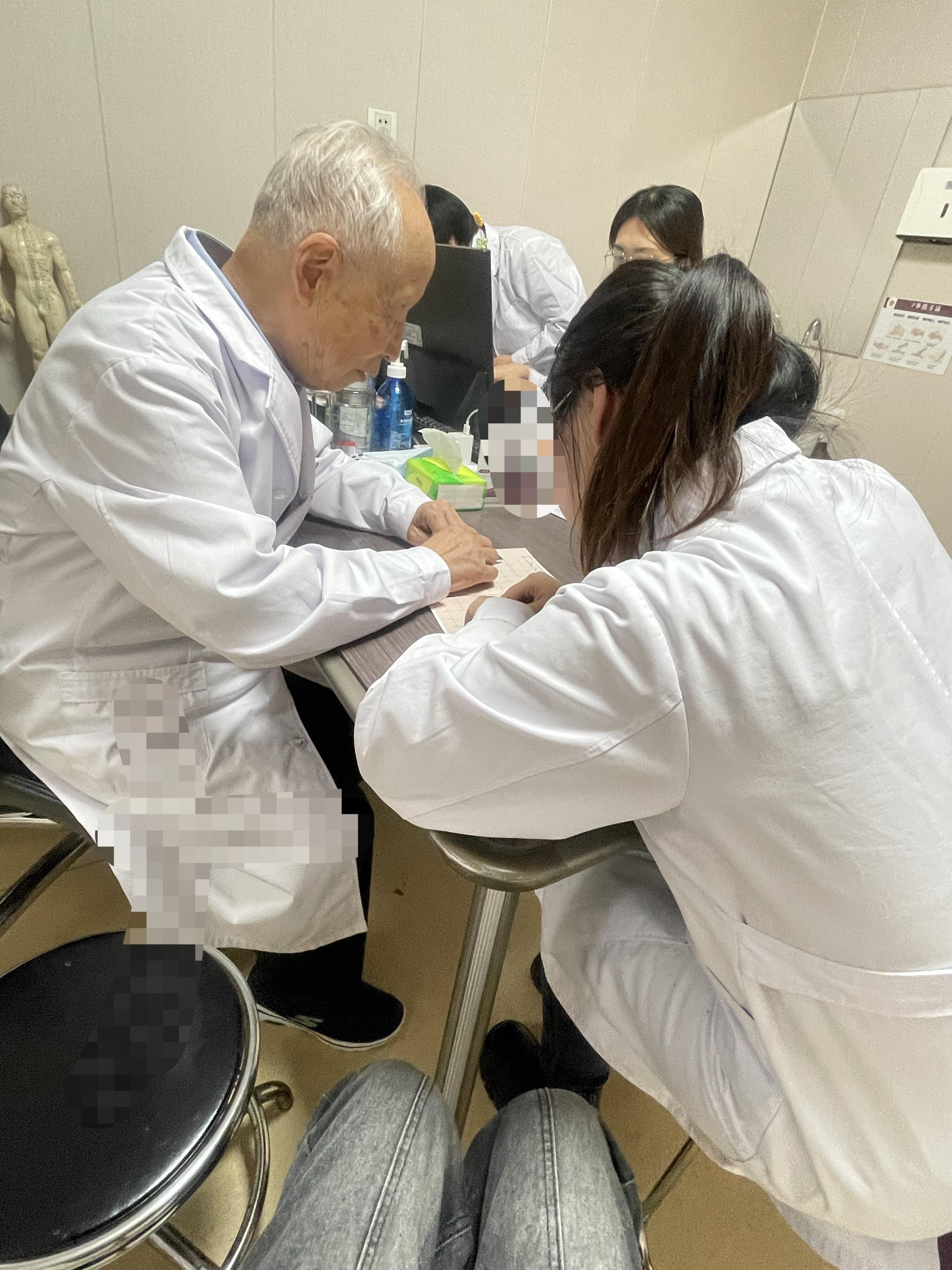 今天起的比较早，学生捧着心电图图纸满脸困惑，连最基础的波形节律都辨不清...