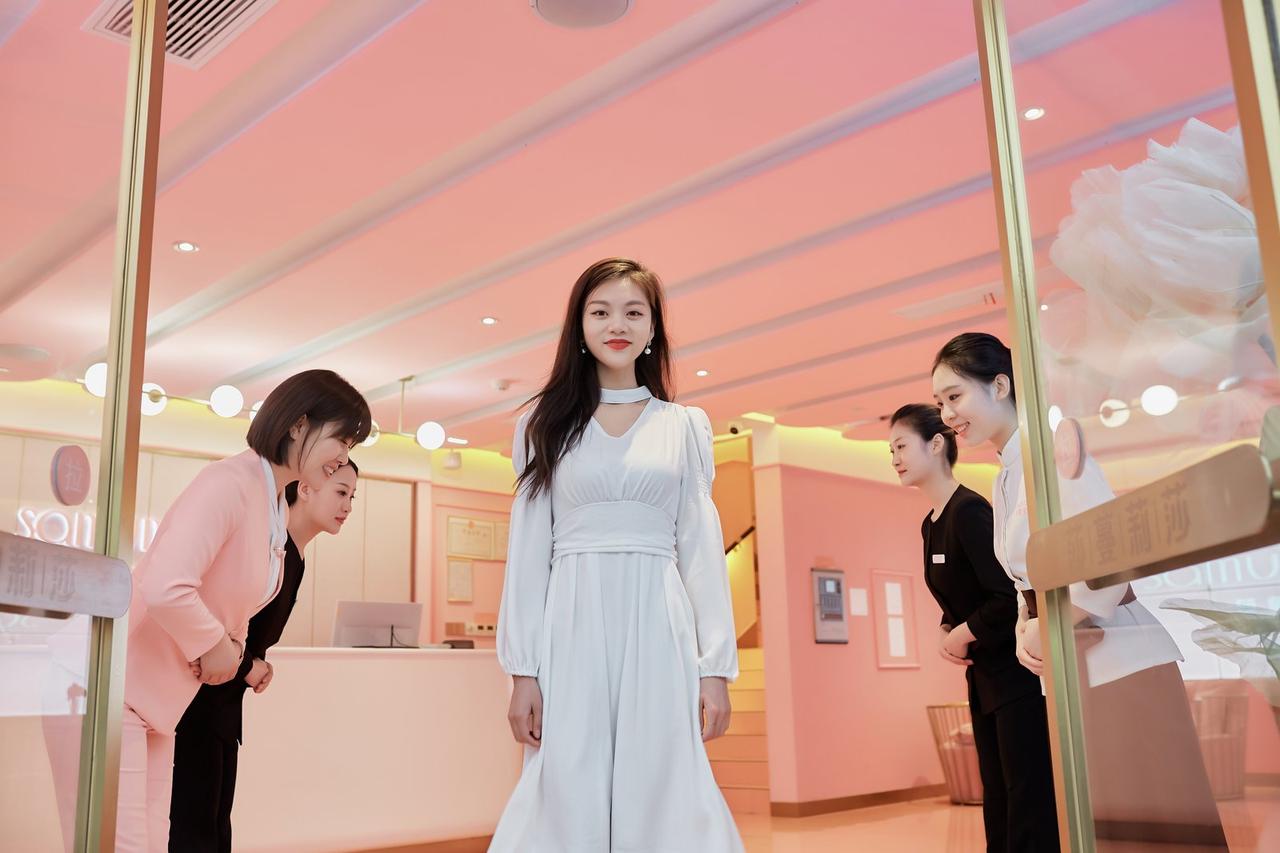 以前总觉得美业品牌就只管脸上那点事儿，直到刷到莎蔓莉莎的公益故事，才发现“美”还