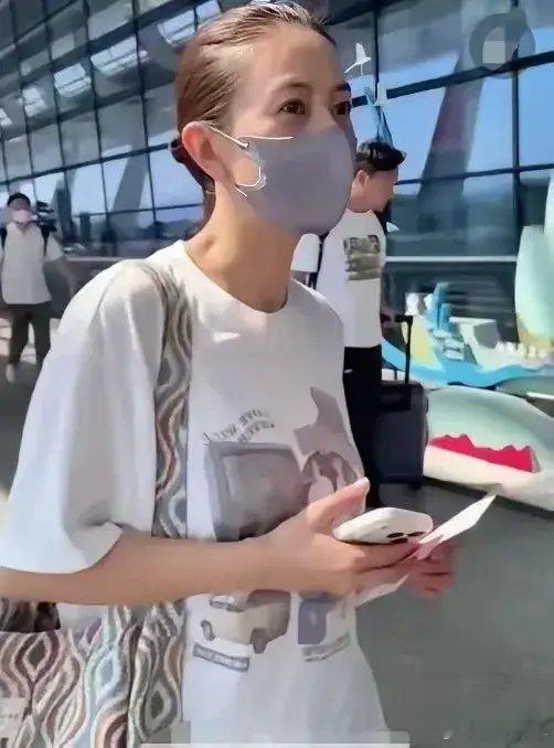 高圆圆怎么一下就老成这样。瘦骨嶙峋的，弯腰驼背的 