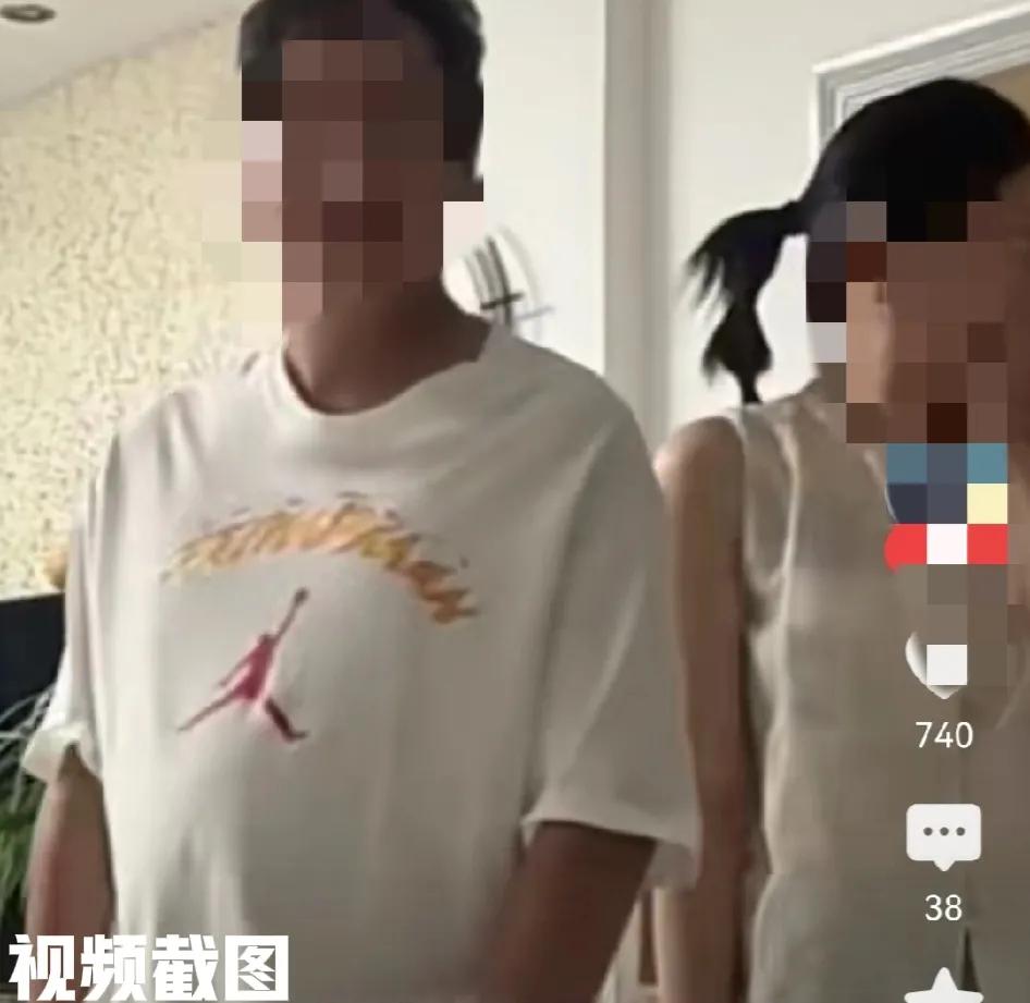 江苏有一中年男子形象大有改观。

开始有了年轻人的潮流装束。

真得是开始重视自