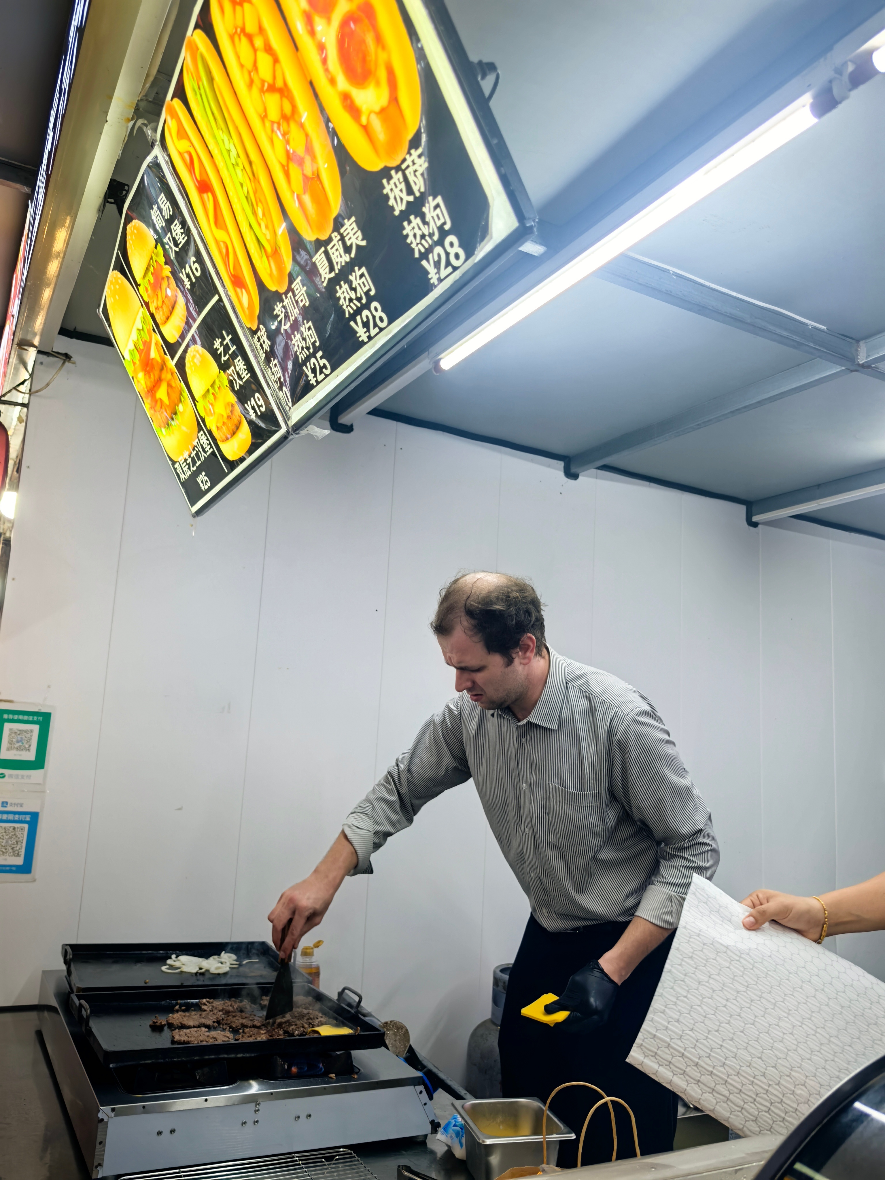 逛夜市看到了一个给大家做家乡小吃的地道老外[二哈]  ​​​