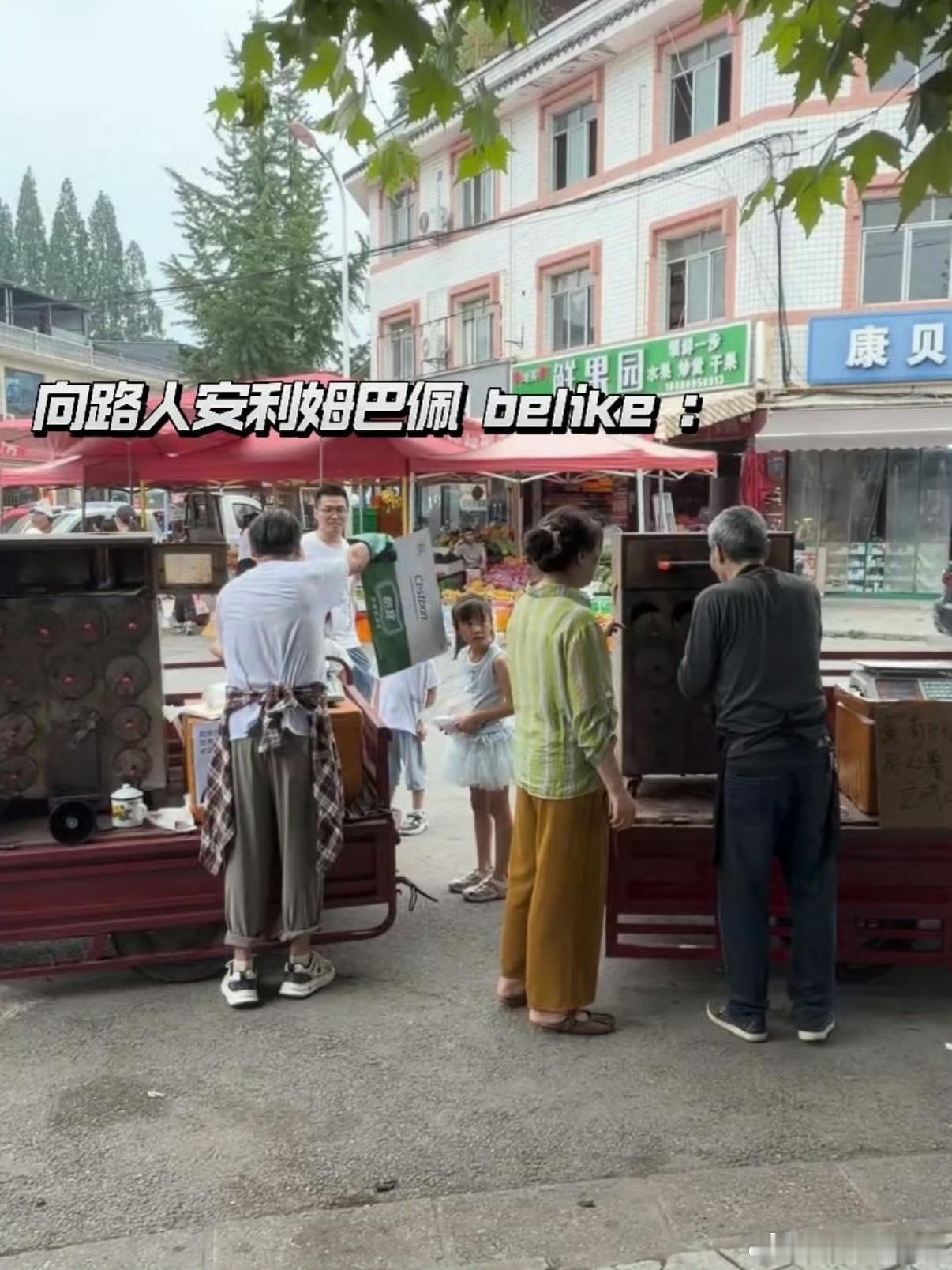 四川球迷大爷的应援比我想的还要卷成都球迷大爷创意拉满，在地瓜摊摆上分牌给两队加油