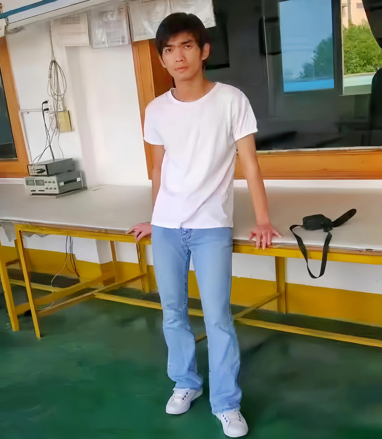 这是一个小伙子相隔15年的留影对比。
15年前，小伙子刚刚毕业没有多久，他在一家