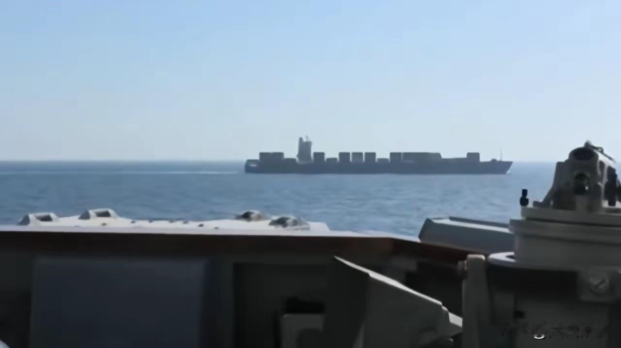 伊朗好猛：派货船冲向美军封锁线，美舰上当了！特朗普火冒三丈！

伊朗不跟美军正面