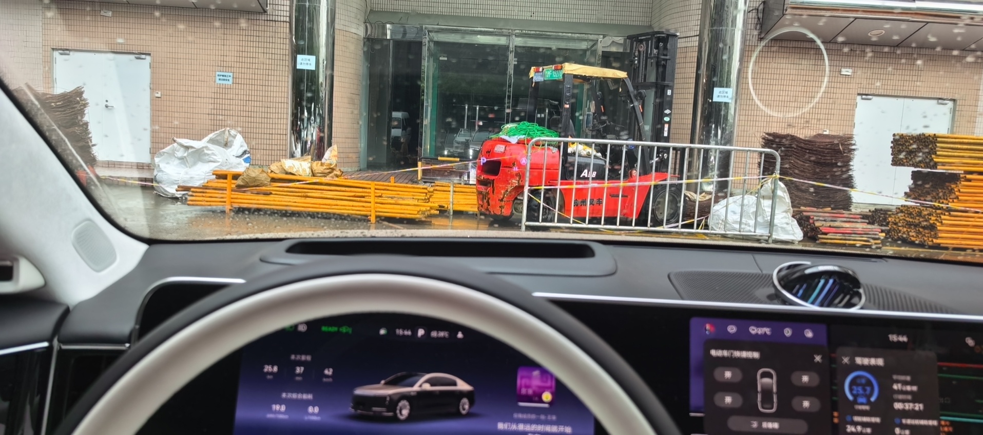 白海豚 上班已经通知员工先不去公司了这天气，你说得开多少工资才有动力去上班… 
