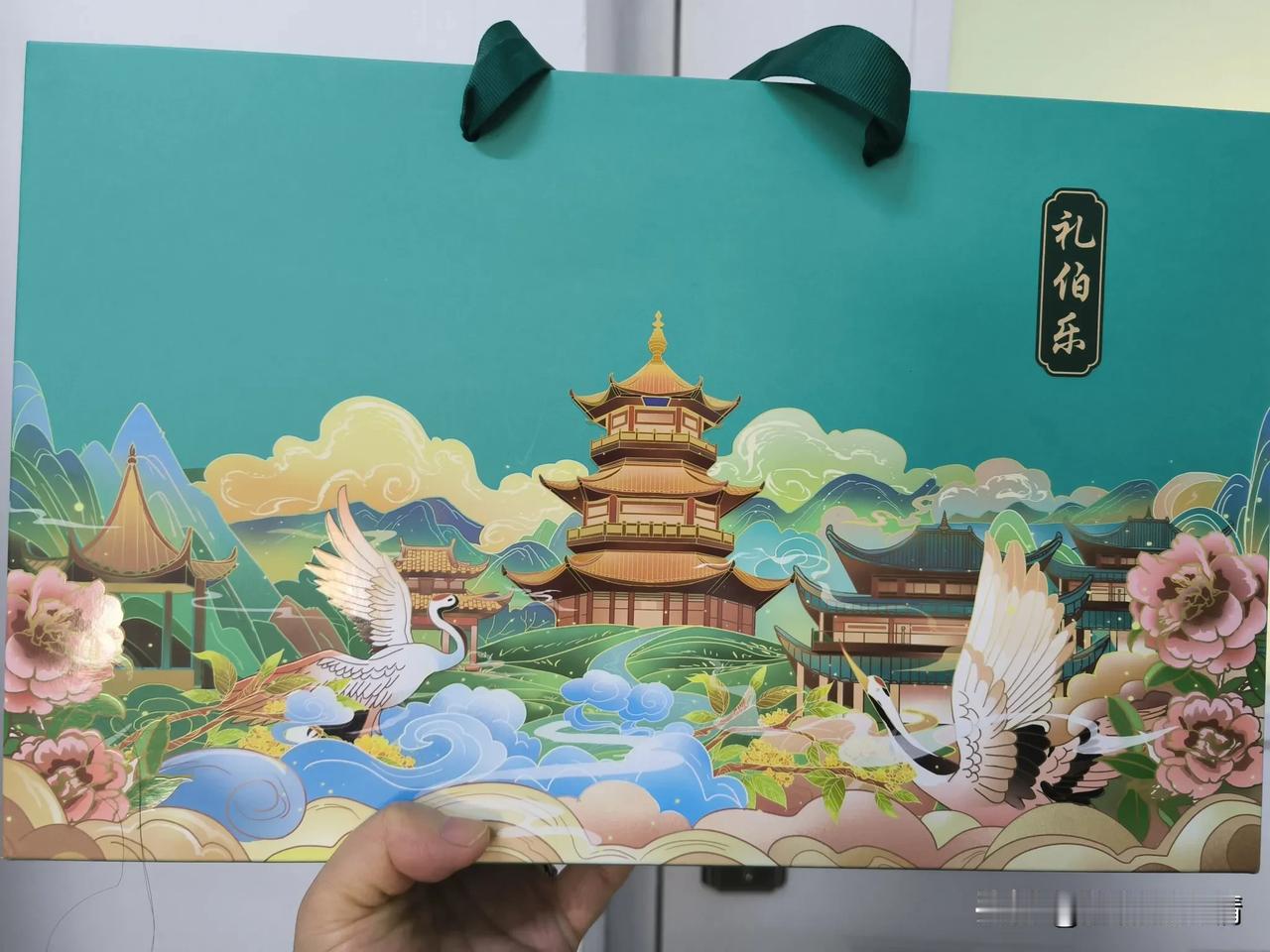 #醉美中秋赏味指南#中秋节过完第二天，有位小朋友送我一盒月饼。

月饼的包装真漂