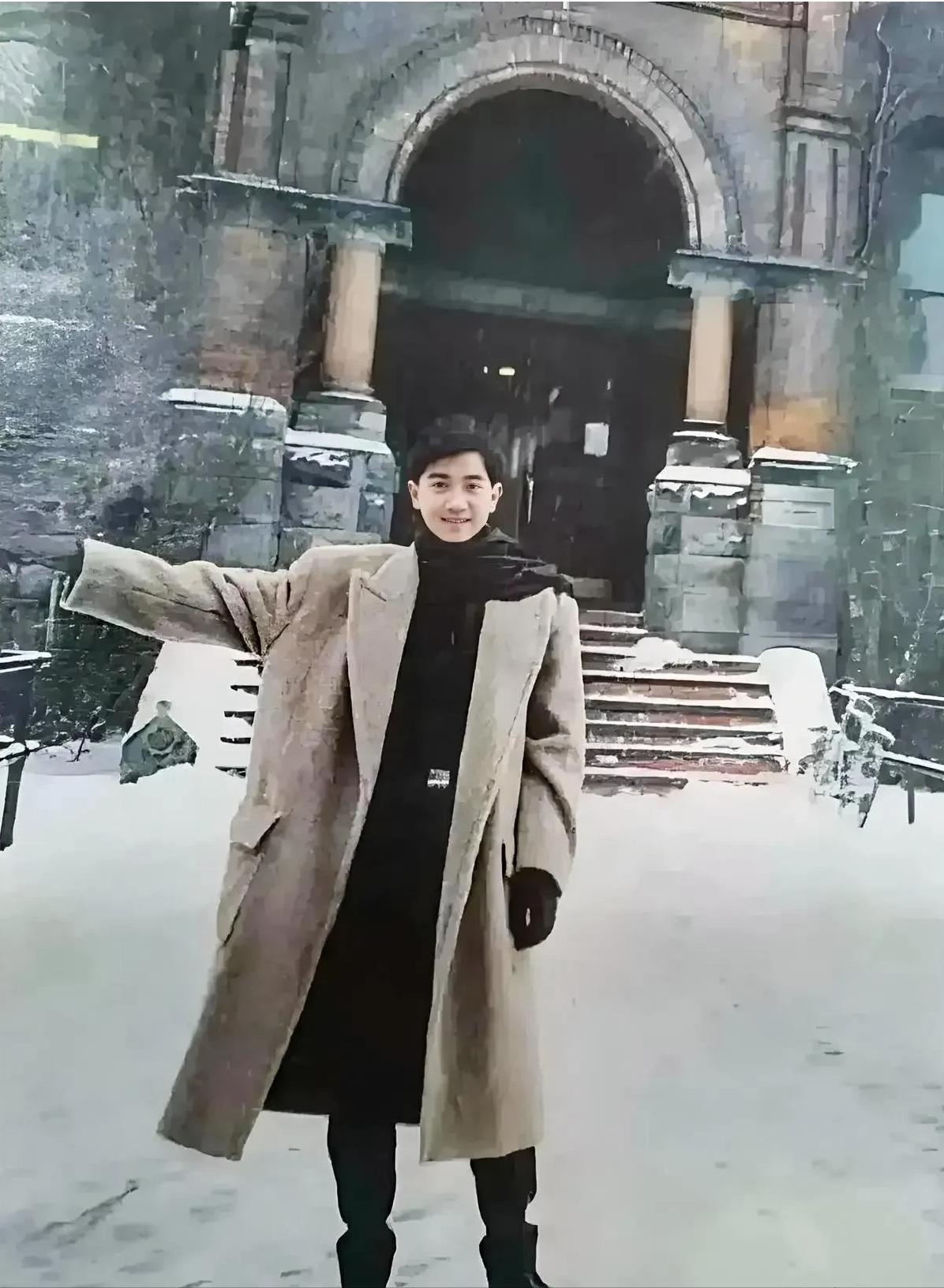 难怪何超琼对他一直念念不忘！

1987年，陈百强在瑞士赏雪的照片，不得不说，身