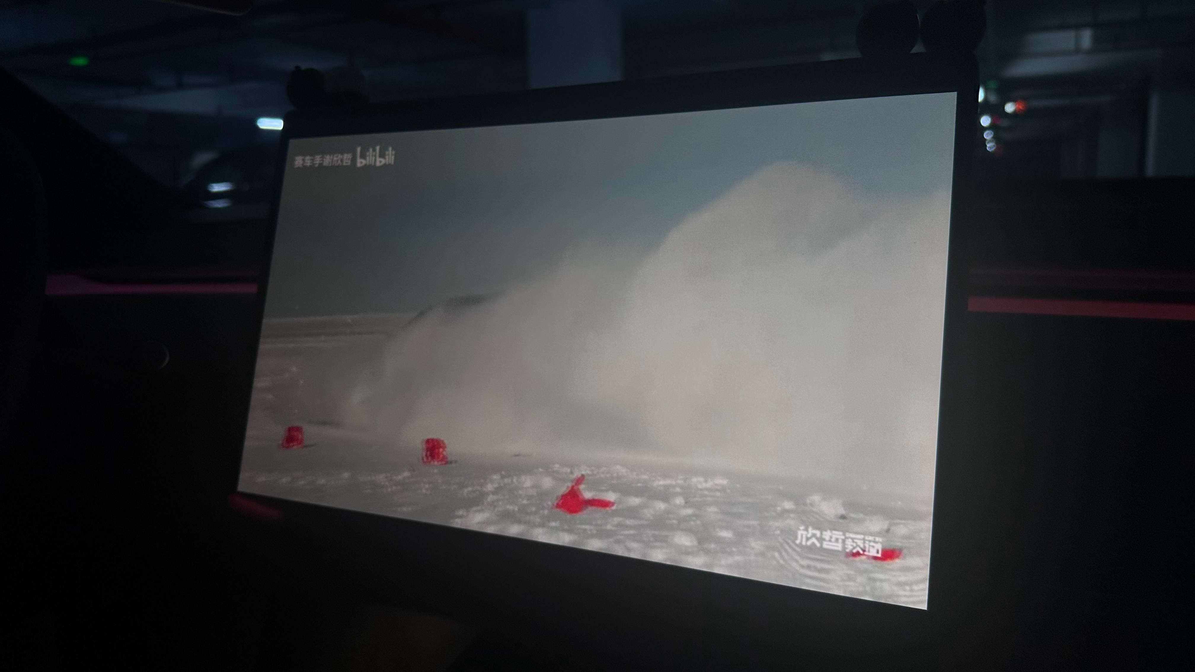 中午休息怎么过第二集？当然在车上是看擦边冠军冰雪漂移啦 