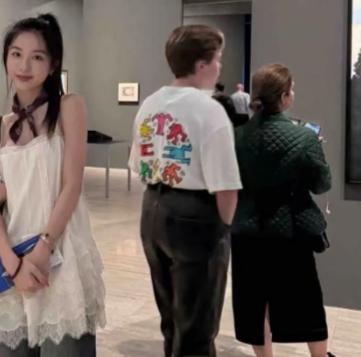 翁青雅在澳大利亚被网友偶遇了，这次她去澳洲啊，可不是自己单独出去，而是和家人们一