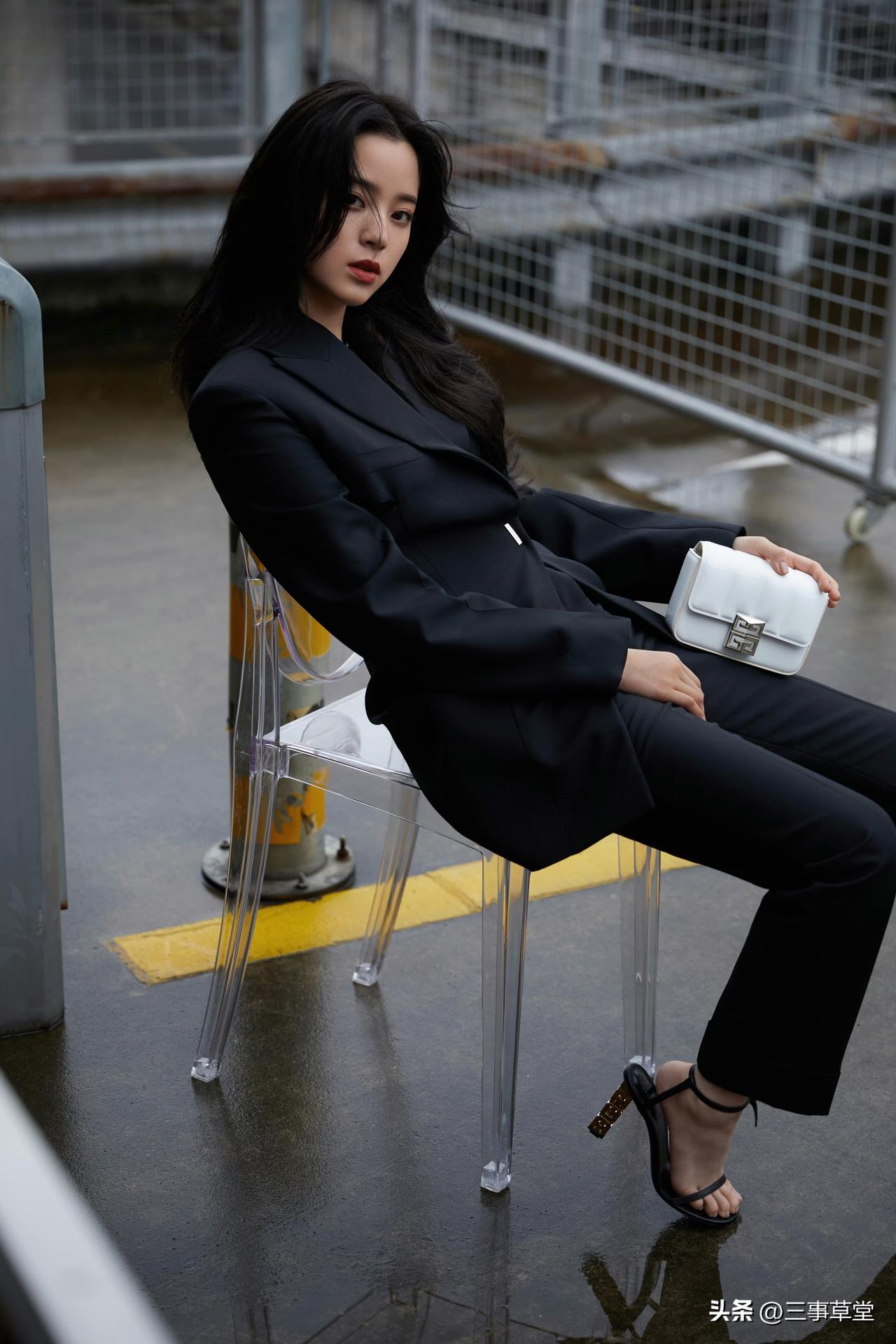 说说你最喜欢的明星是谁欧阳娜娜职业装穿起来也是蛮野的！