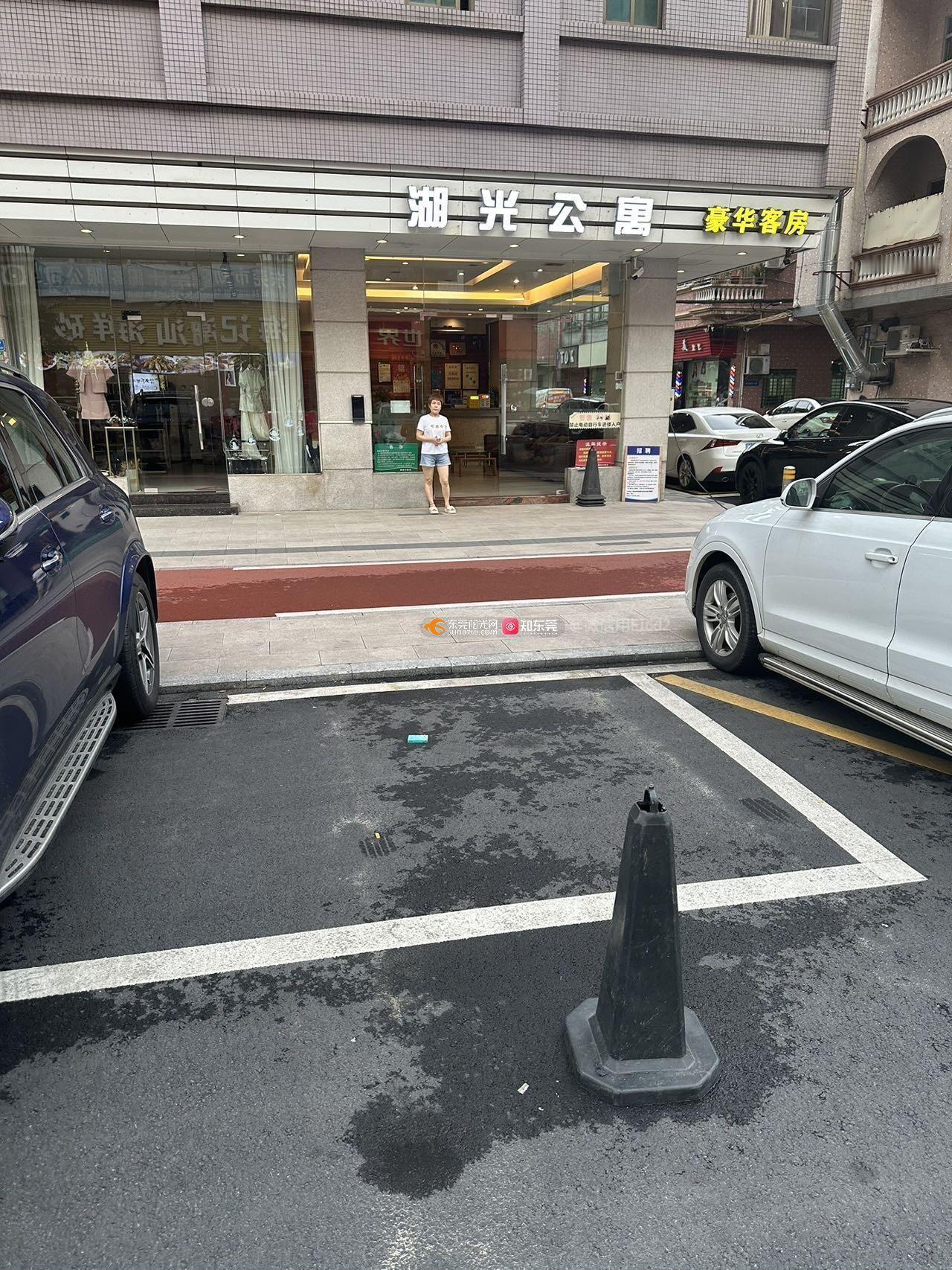 商铺私占公共车位：为啥永远整治不完？
 
最近太平区针对商户私占公共车位开展专项