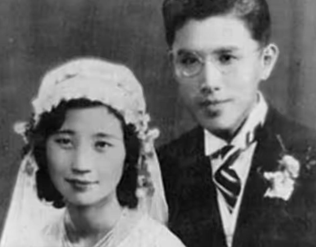 1993年，92岁的周培源爬到妻子的床边，用尽力气喊：我爱你

那个午后阳光斜照