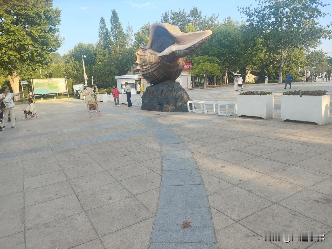 大连付家庄海螺广场出入口新装拦车设施，小巧电动车轻松穿过形同虚设
 
8月31日