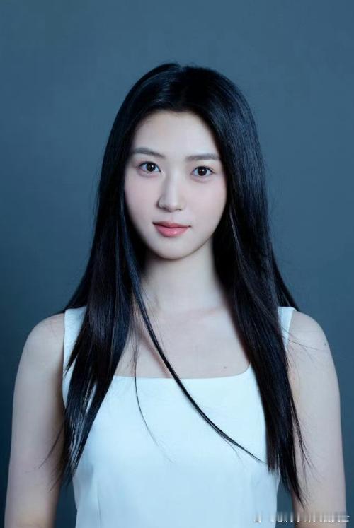 嘉行新签约三位演员嘉行新签约的三位女演员三位演员加盟嘉行，以独特形象与实力，在演