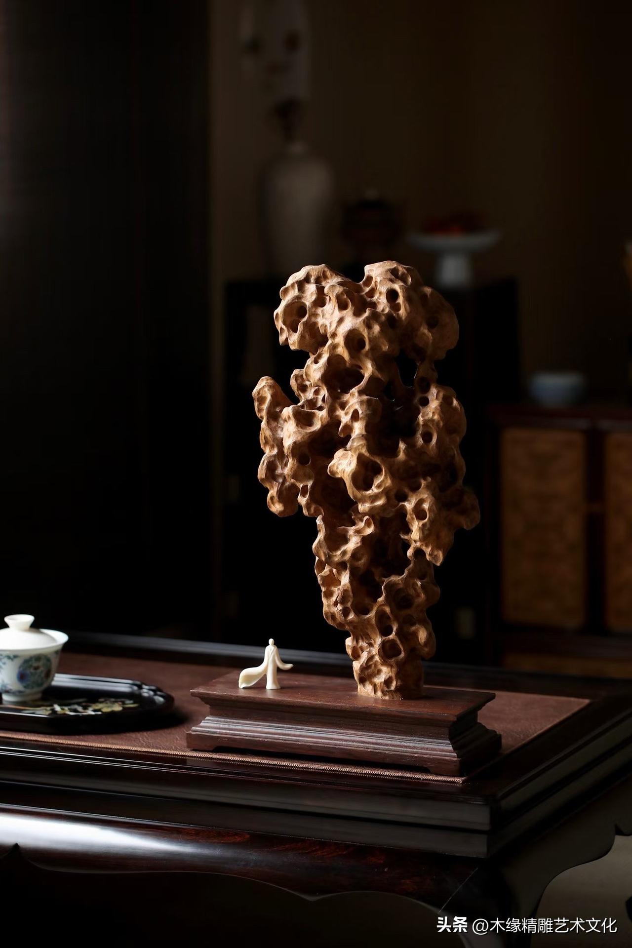 案头若有山水，不必远行。

加里曼丹沉香循太湖石之意而作，孔洞相连，虚实相生。天