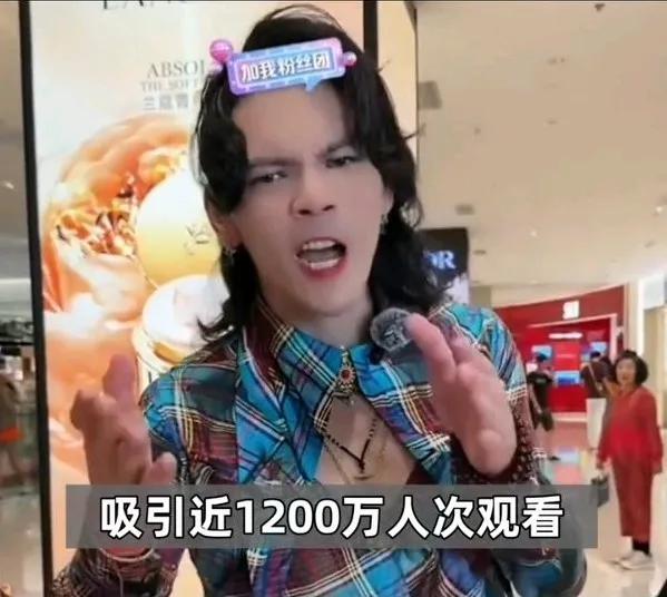 向佐真是找到了流量密码。一个大老爷们，打扮的妖里妖气的。以前一提到向佐就说是向华