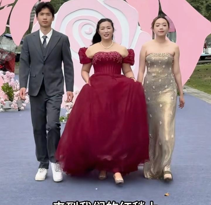 红毯上最扎眼的不是明星，是那个穿露肩红裙的前快递员。
许健华接过奖杯时一个字没说