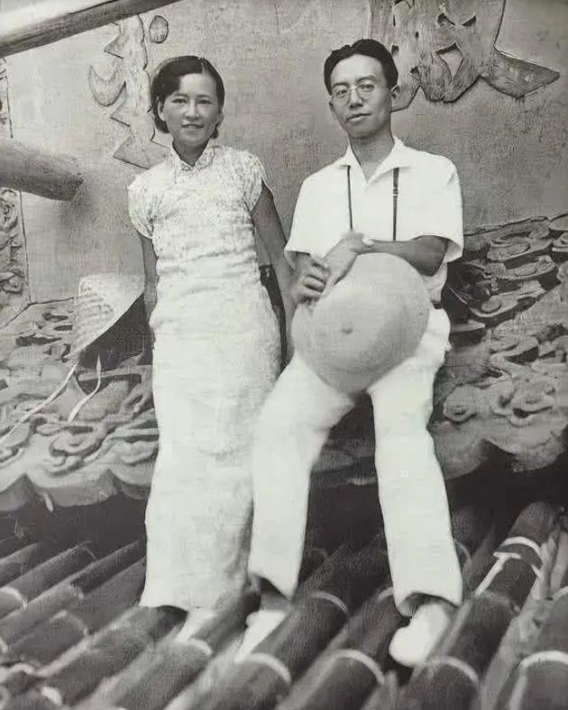 1937年，山西佛光寺，林徽因触摸着“宁公遇”久久不言，神情肃穆，丈夫梁思成记录
