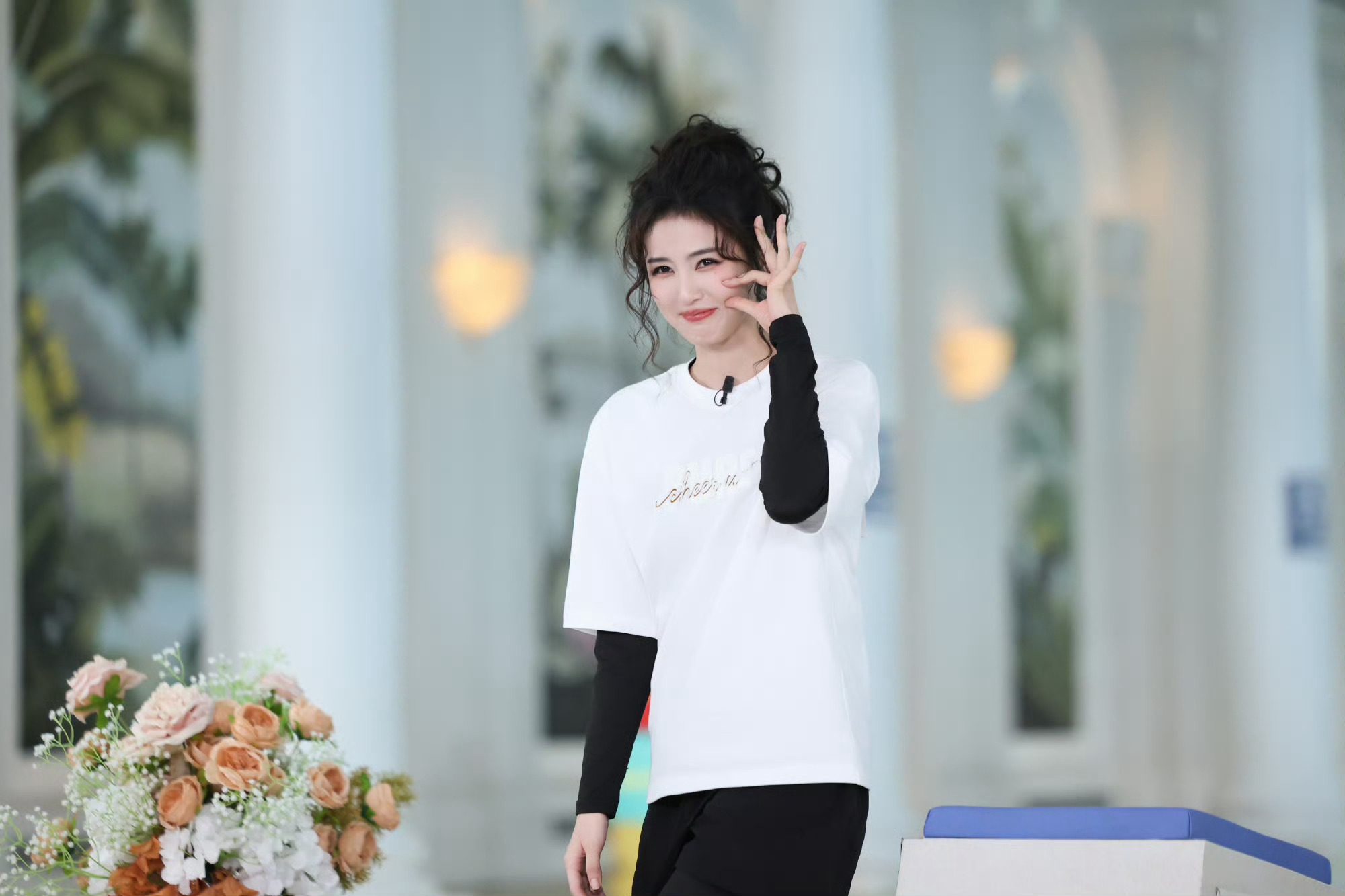 白鹿脸颊比OK《奔跑吧》白鹿脸颊比OK，接白鹿好运🍀好可爱的白鹿 