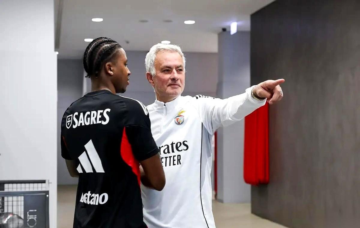 最狠的不是窝里斗，
是老大当着所有人的面，一脚踹向了那座还没到手的冠军奖杯。
就