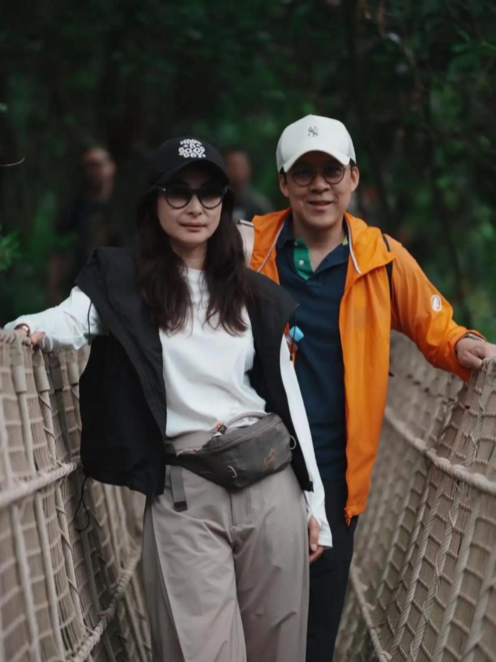 4月7日，霍启刚在社交平台分享了全家广西出游照，温馨又治愈。

清明假期，他和郭