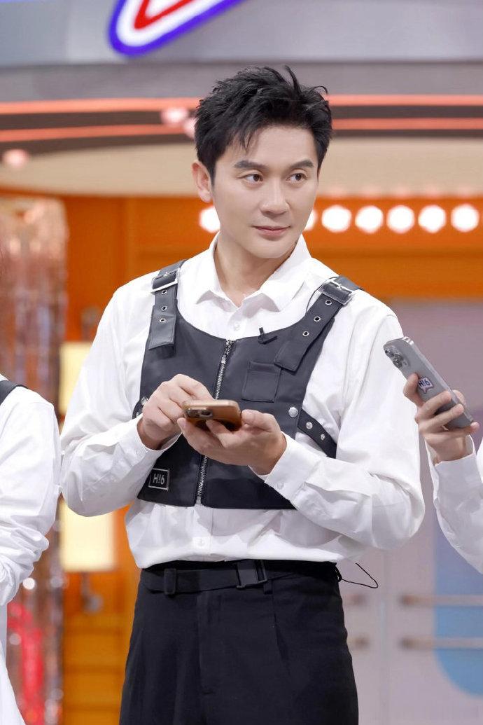 李晨聊跑男龙舟赛经历换上好看的苗族服饰畅游湘西沱江边，结合自己跑男时期的龙舟体验