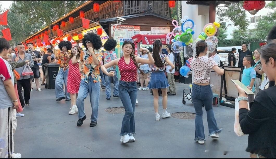 昨天晚上，逛秦皇小巷，那真叫一个人山人海！当地人，游客，大人，孩子，乌泱乌泱的，