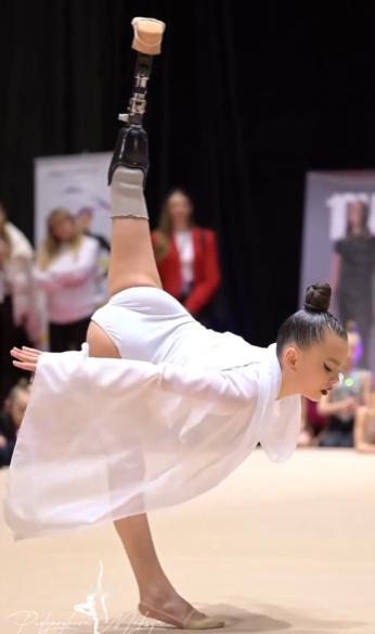 【九岁的奥列克桑德拉·帕斯卡尔因战争失去了一条腿，她在体操比赛中获得了铜牌。】 