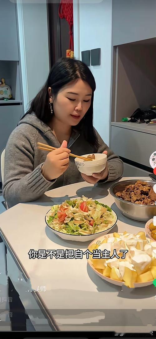 女主回家看到保姆没等她先吃饭吐糟！
事件大致情况（网络热议短视频）
 
经过
 