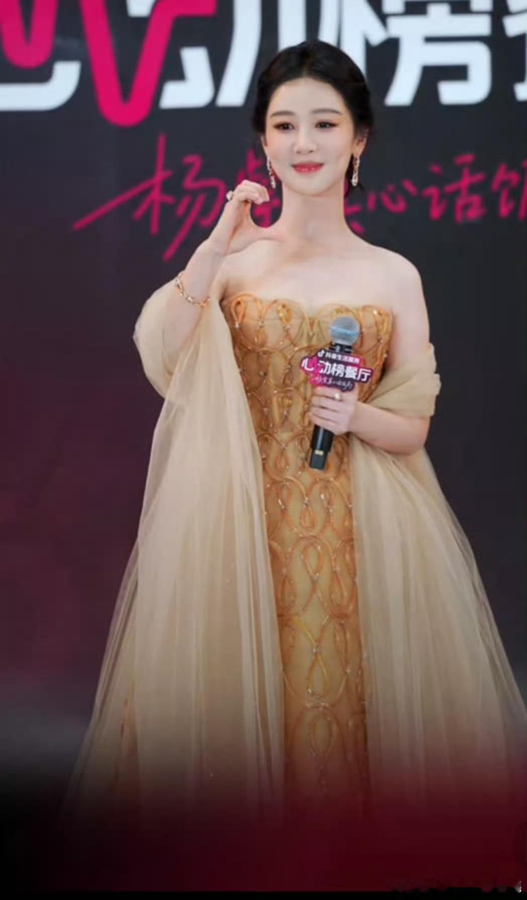 杨紫迪丽热巴最新活动生图美美美美 