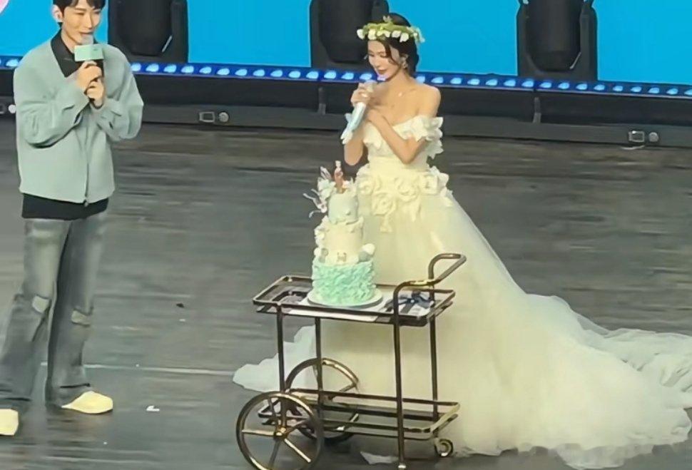 祝白鹿生日快乐，姐姐白色婚纱穿在身上好美 ​​​